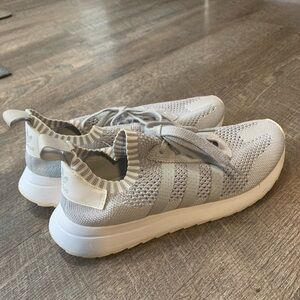 Used Adidas Flashback Primeknit Women's
Size 8.5 Shoes Gray White